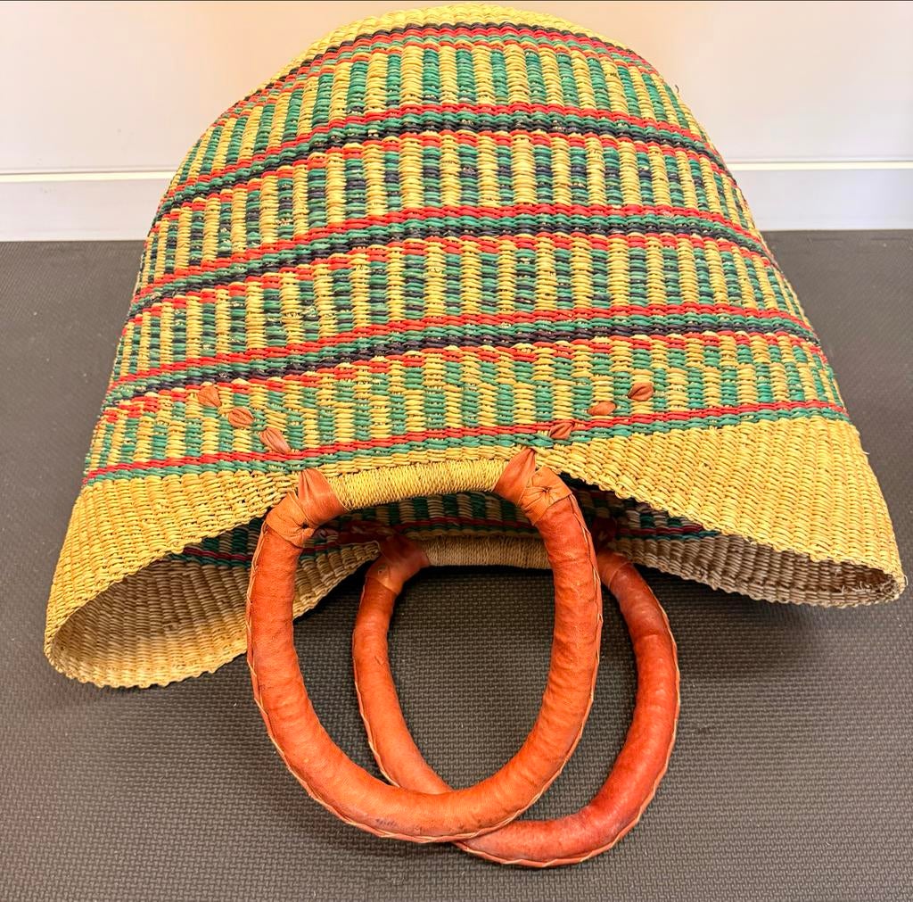 Kleurrijke Bolga Mand met Leren Handvatten, Gebruikt, Mand, Ophalen of Verzenden, Riet
