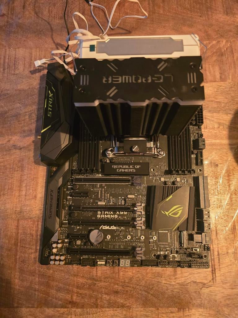 Krachtige 10-core Xeon + ASUS Strix X99 – Ideaal multitask, Computers en Software, Moederborden, Gebruikt, DDR4, Ophalen of Verzenden