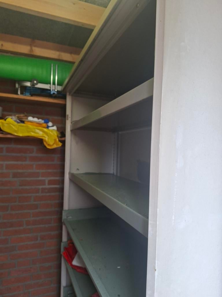 Gratis: IJzeren kast met uitschuifbare planken voor schuur, Huis en Inrichting, Kasten | Overige, Ophalen