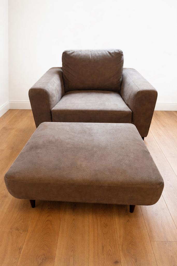 Fauteuil in taupe bruin suede met voetenbank/hocker, Ophalen, 75 tot 100 cm, Zo goed als nieuw, 100 tot 125 cm