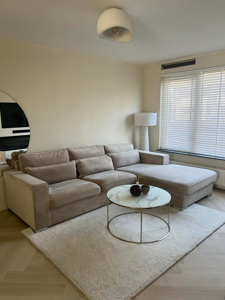 Comfortabele velour bank met chaise longue en salontafel, Huis en Inrichting, Ophalen, 250 tot 300 cm, Zo goed als nieuw, Vierpersoons of meer