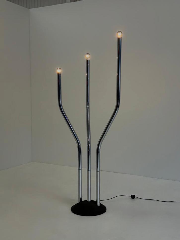 Chromen buisframe design vloerlamp door Goffredo Reggiani, Huis en Inrichting, Lampen | Vloerlampen, Zo goed als nieuw, 150 tot 200 cm