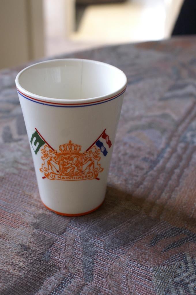 Beker, 10 jaar bevrijding, Ophalen of Verzenden, Zo goed als nieuw, Overige materialen, Kop en/of schotel