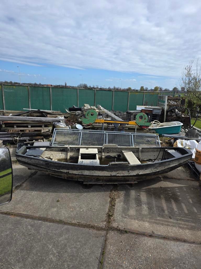 Roeiboot hout met bun, Ophalen