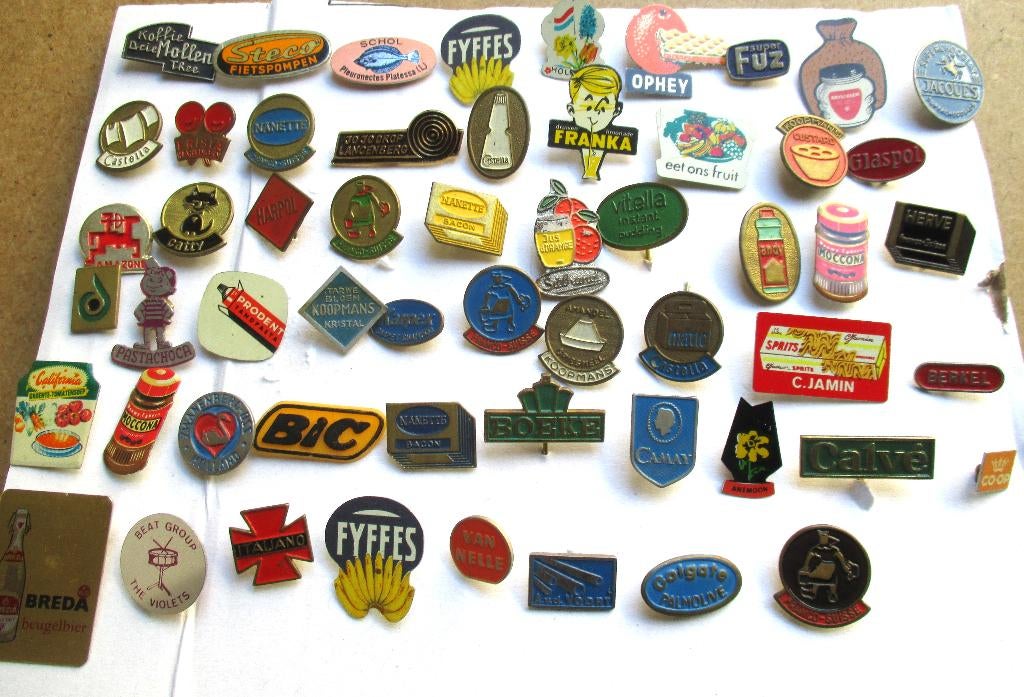 Speldjes jrn 50 en 60~Metaal~The Violets~Catty~Frisia~, Verzamelen, Speldjes, Pins en Buttons, Gebruikt, Speldje of Pin, Overige onderwerpen