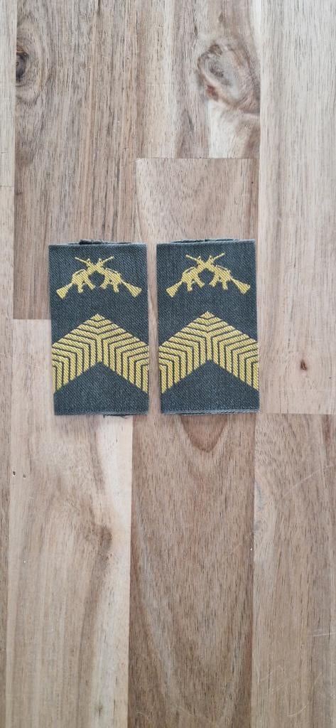 Korporaal OLK strepen epauletten GVT nieuw, Ophalen of Verzenden, Landmacht, Nederland, Embleem of Badge