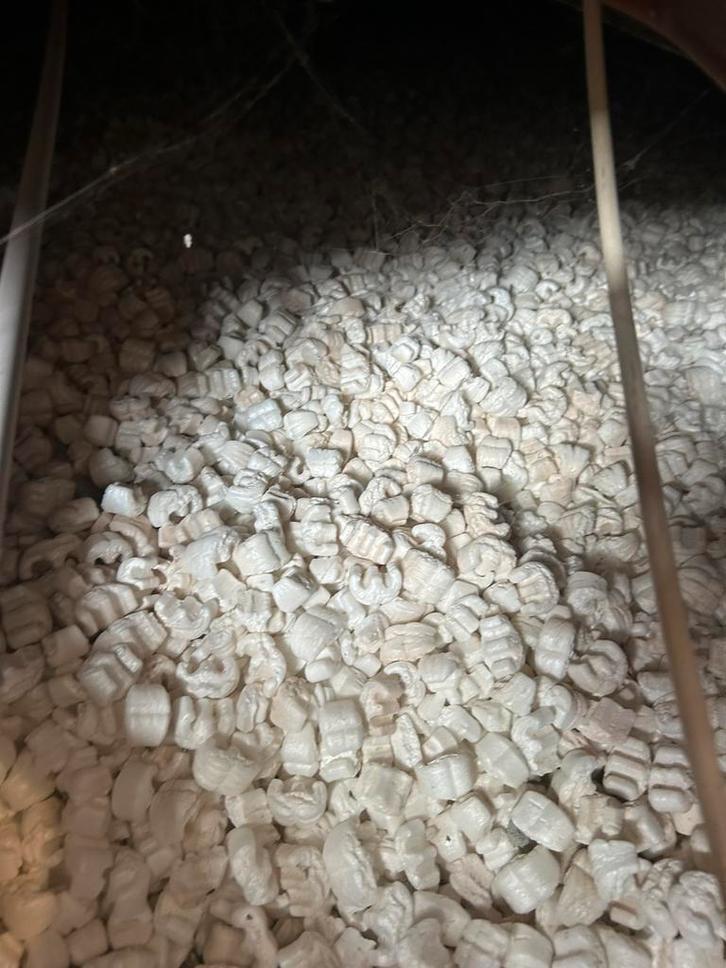 Gratis af te halen 70m2  Isolatie chips ong 17m3 in zakken, Tuin en Terras, Grind, Keien en Split, Zo goed als nieuw, Ophalen