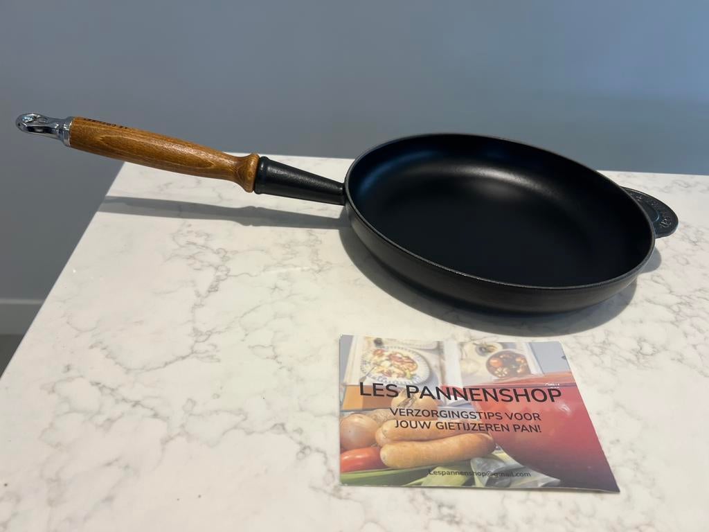 Le Creuset koekenpan 24 cm mat zwart nieuw!, Gietijzer, Nieuw, Ophalen of Verzenden, Keramische plaat