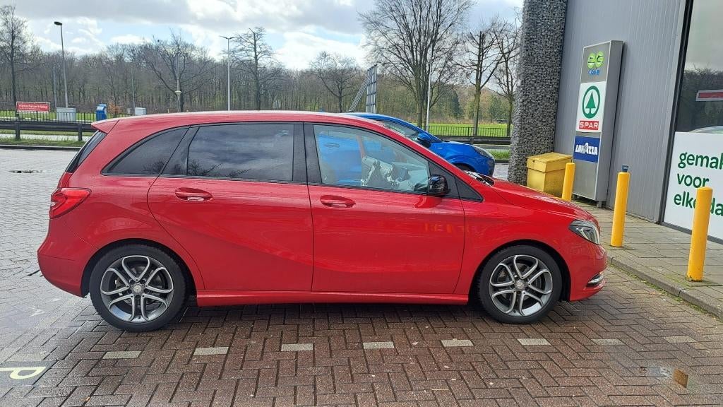 Mercedes-Benz B-Klasse 1.6 B180 5DRS Blue EFF 2014 Rood, Auto's, Mercedes-Benz, Euro 5, 4 cilinders, Leder en Stof, 122 pk