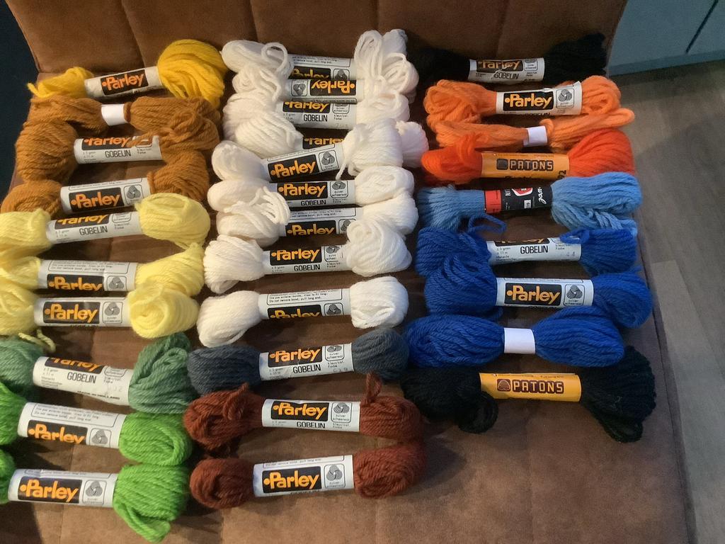 155 strengen  wol voor handwerk projecten, Hobby en Vrije tijd, Breien en Haken, Ophalen of Verzenden, Gebruikt, Breien of Haken