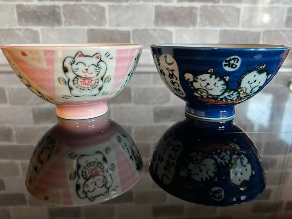 Set van 2 Chinese schaaltjes met poezenprint, Huis en Inrichting, Gebruikt, Porselein of Keramiek, Schaal, Rond