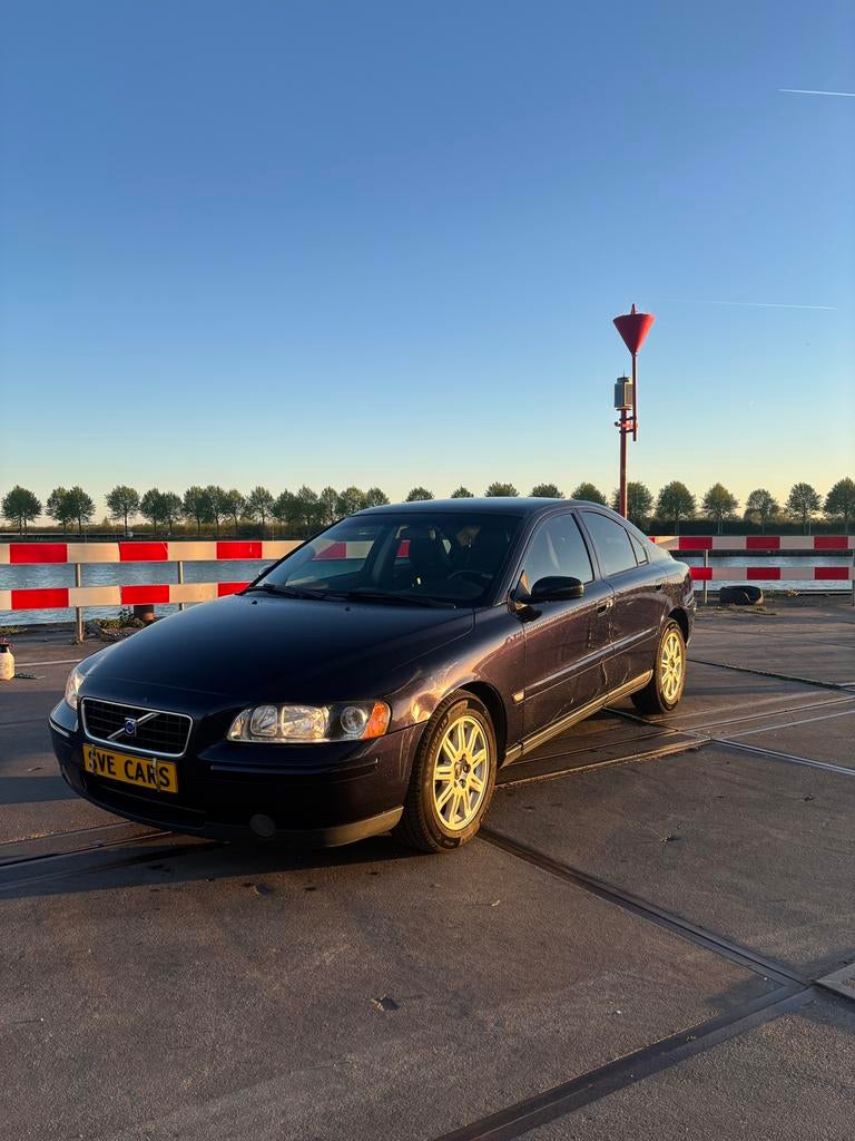 Volvo S60 2.4 140PK 2004 Blauw, Auto's, Voorwielaandrijving, Stof, Zwart, Blauw