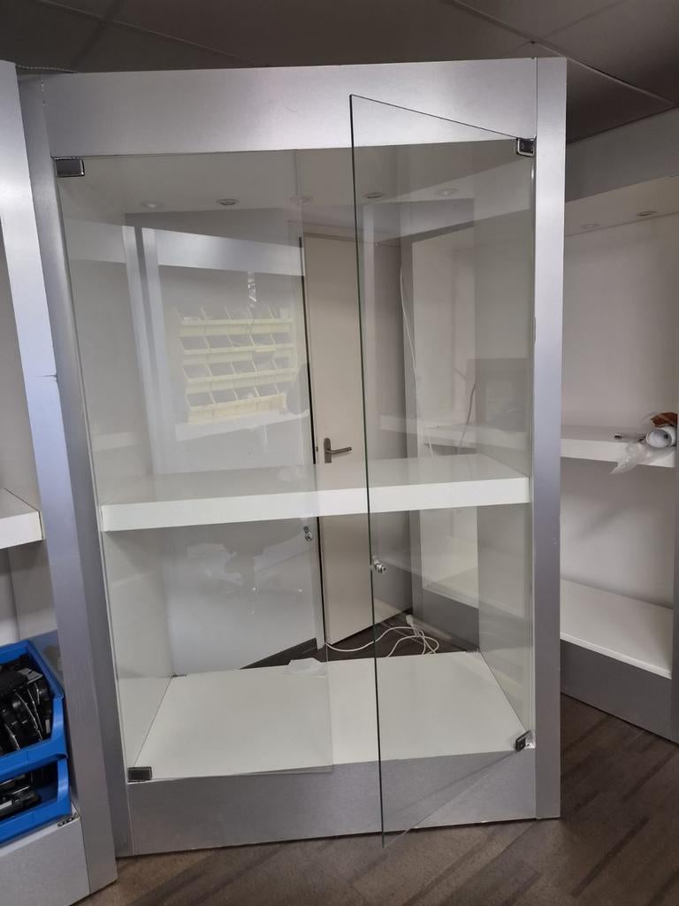 Vitrinekast met glazen deuren, Huis en Inrichting, Kasten | Vitrinekasten, Ophalen