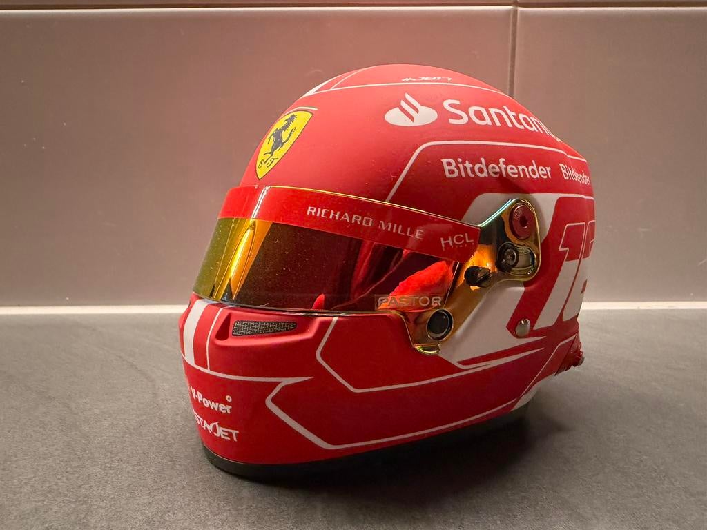 Charles Leclerc Helm Ferrari 2023 1:2, Verzamelen, Ophalen of Verzenden, Zo goed als nieuw, Formule 1