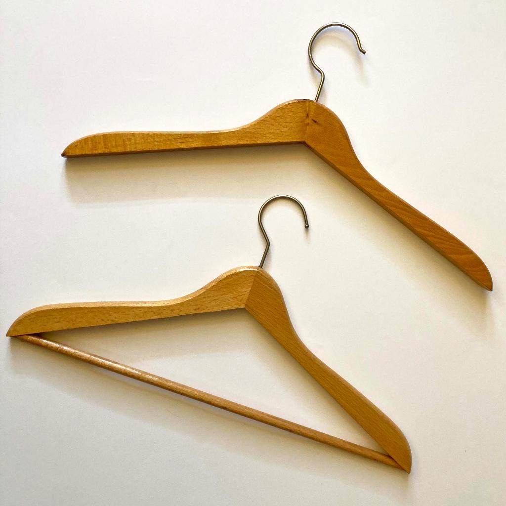 2 houten kleerhangers, plat, beide anders, Antiek en Kunst, Ophalen of Verzenden