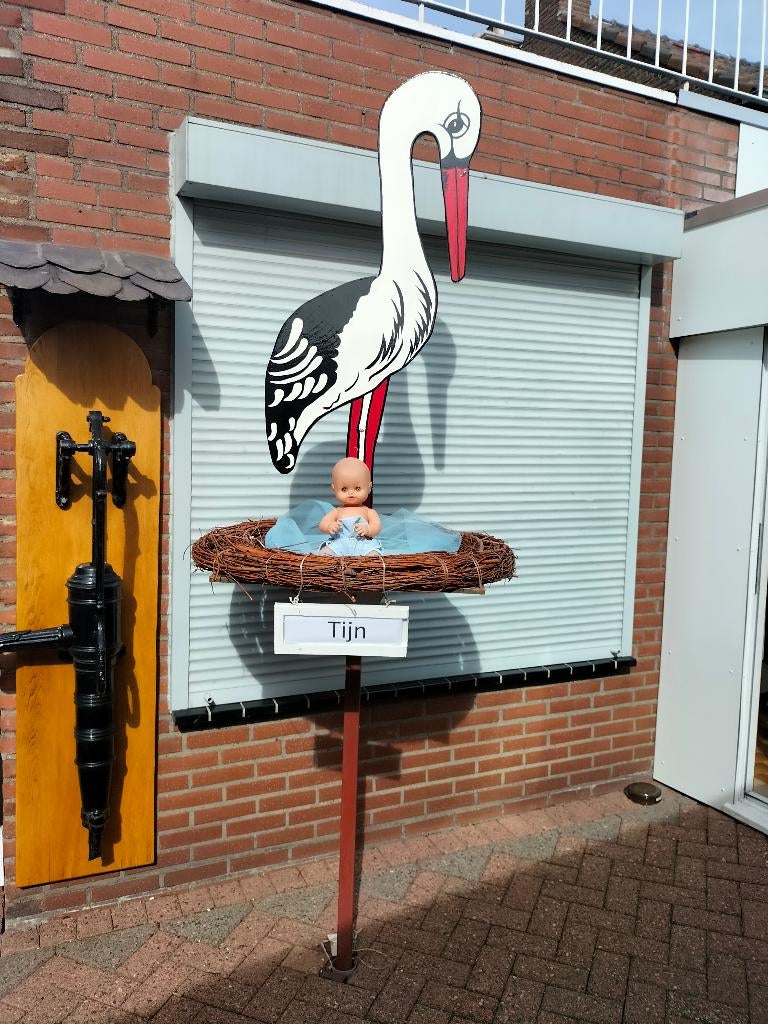 Geboorte ooievaar op nest met baby pop blauw of roze., Kinderen en Baby's, Ophalen, Nieuw, Geboortebord