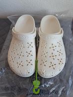 Crocs Classic Floral Cut-Out Clog mt 42/43 NIEUW, Wit, Nieuw, Crocs, Sandalen of Muiltjes