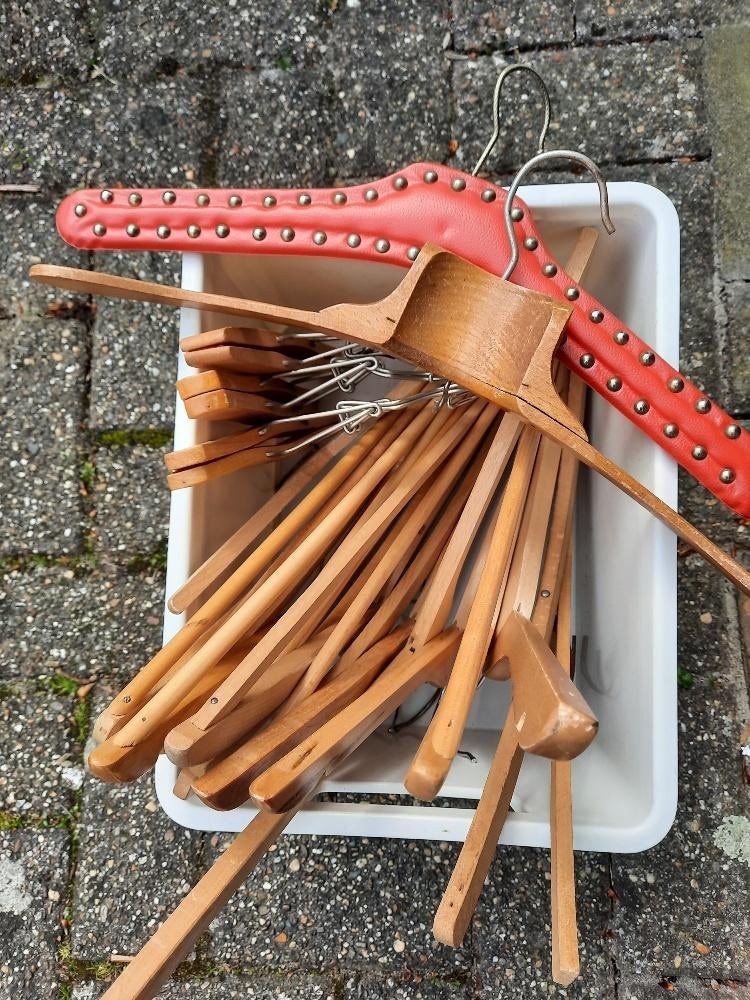 17 HOUTEN KLEDING HANGERS, Ophalen of Verzenden, Zo goed als nieuw, Hout, Volwassenen