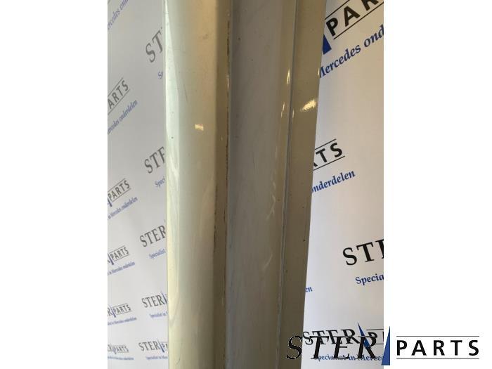 Zijskirt rechts van een Mercedes B-Klasse (775), Gebruikt, -, Ophalen of Verzenden, -