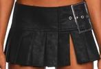 Nieuwe leather look mini plooirokje van Poster Girl mt M, Kleding | Dames, Rokken, Ophalen of Verzenden, Nieuw, Zwart, Boven de knie
