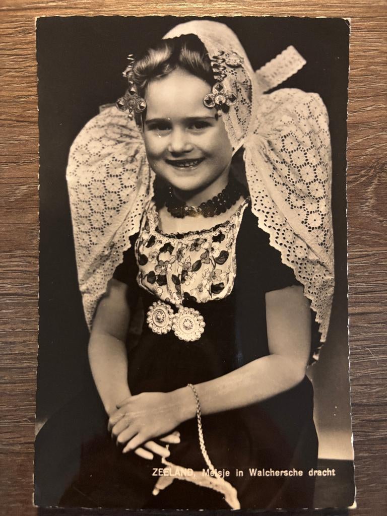 Ansichtkaart Walcheren - Meisje in klederdracht, Ophalen of Verzenden, 1940 tot 1960, Gelopen, Zeeland