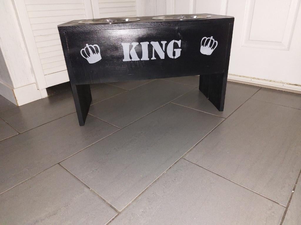 Voerbakstandaard Hond– Voer & Drinkbak met RVS Bakjes, Dieren en Toebehoren, Hondenvoerbakken en Drinkbakken, RW Houtidee – fabrikant van handgemaakte houten dierenproducten en decoratie. Gespecialiseerd in voerbakstandaards voor honden en katten, verhoogde voerbakken met RVS bakjes, bench ombouw, houten wegwijzers, geboorteborden, tekstladders en  decoratie.