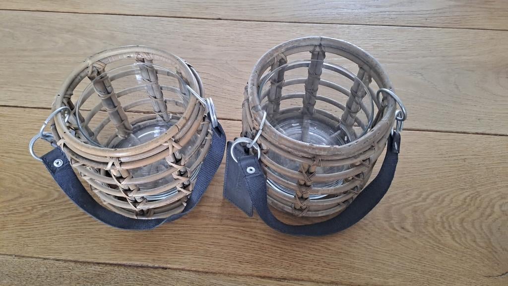Twee Rivièra Maison windlichten van rotan en glas, Ophalen of Verzenden, Overige materialen, Minder dan 25 cm