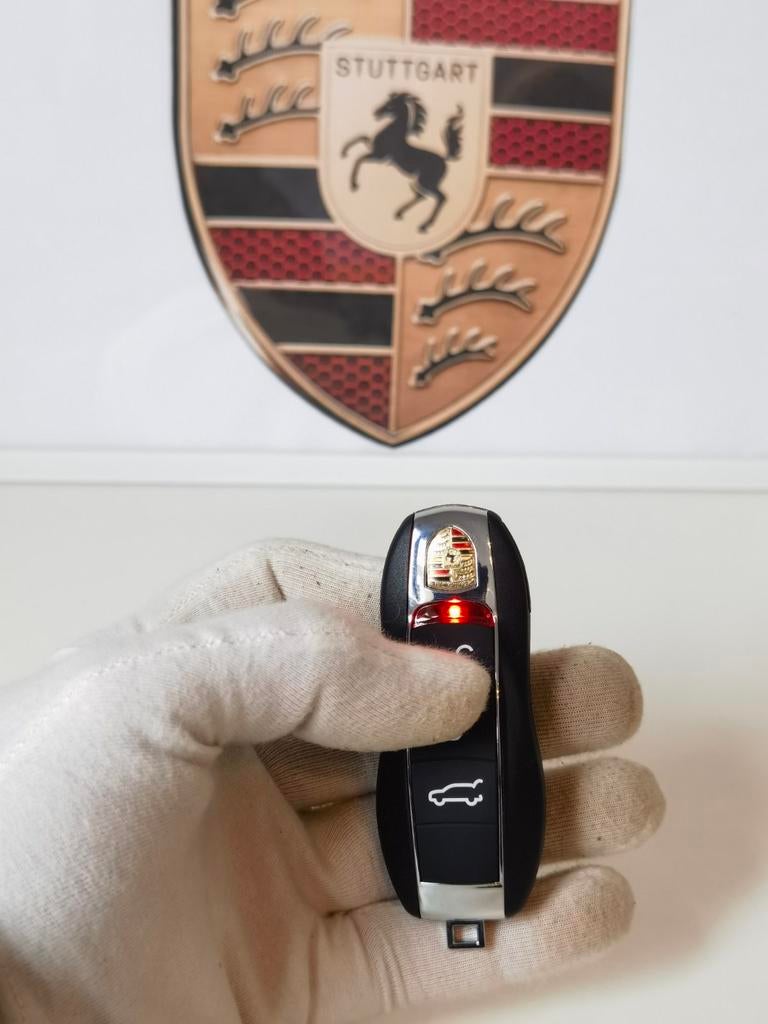 Origineel porsche auto sleutel met afstandsbediening.

Leuk, Ophalen of Verzenden, Dynamo