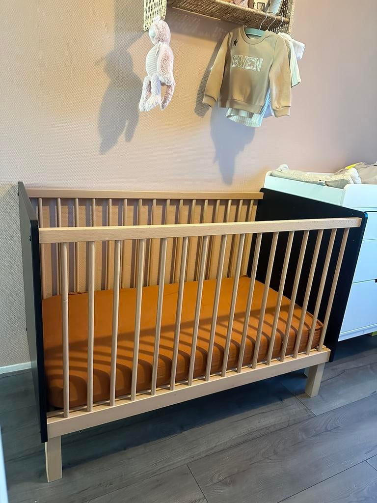 Babykamermeubels zwart, ledikant, kast en comode, Ophalen, Gebruikt, Ledikant