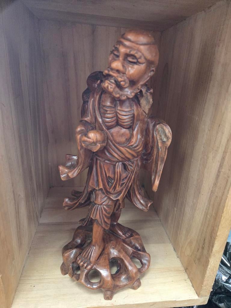 Handgesneden houten Chinees beeldje man., Houtsnijwerk, Ophalen of Verzenden, Handgemaakt, 20 - 50 cm