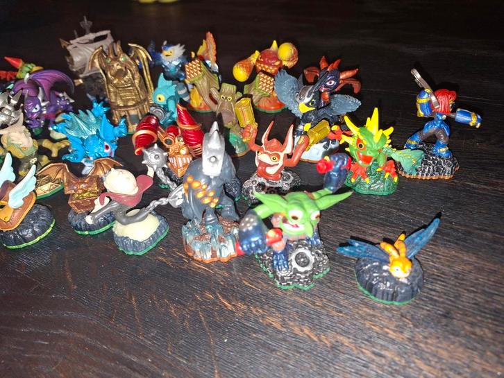 Grote verzameling van 28 Skylanders figuren voor XBOX360, Spelcomputers en Games, Games | Xbox 360, Zo goed als nieuw, Avontuur en Actie