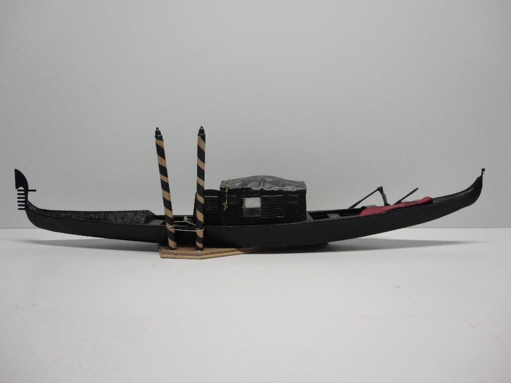 Houten modelschip Gondel Venetie, Ophalen