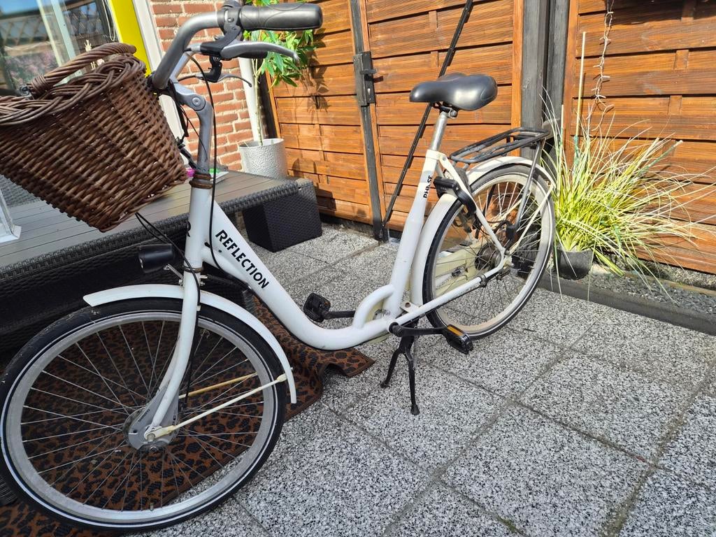 Witte damesfiets met mand, Fietsen en Brommers, Fietsen | Dames | Damesfietsen, Ophalen of Verzenden, Gebruikt, Overige merken