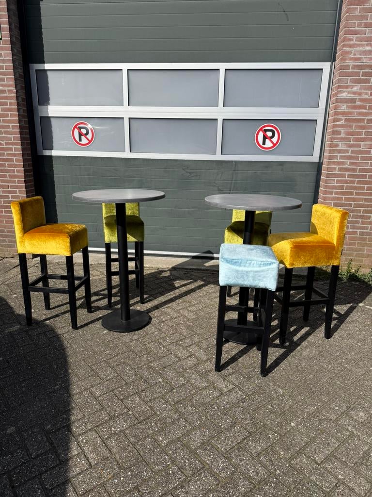 2 statafels en 5 krukken, Ophalen, Zo goed als nieuw