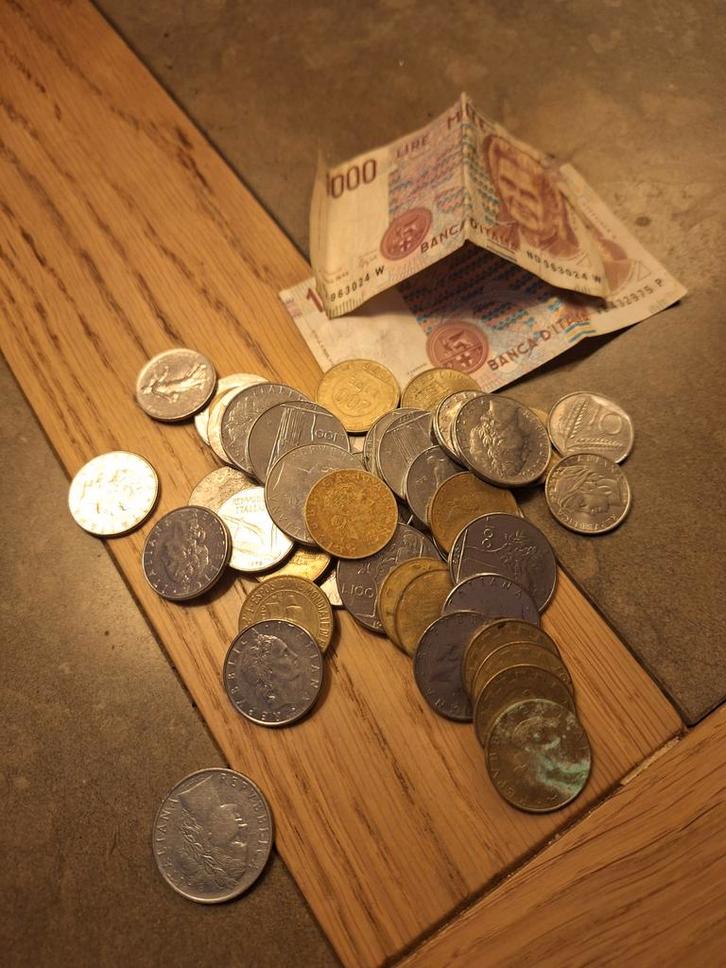 Partij oude Italiaanse lire munten en biljetten, Postzegels en Munten, Munten | Azië, Ophalen of Verzenden