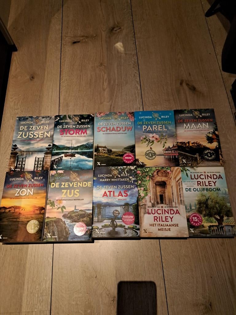 Complete Zeven Zussen serie + 2 extra boeken Lucinda Riley, Ophalen of Verzenden, Gelezen