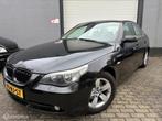 BMW 5-serie 520i Executive /AUTOMAAT/NIEUWE APK/TOP ONDERH/, Achterwielaandrijving, Gebruikt, Parkeersensor, Zwart
