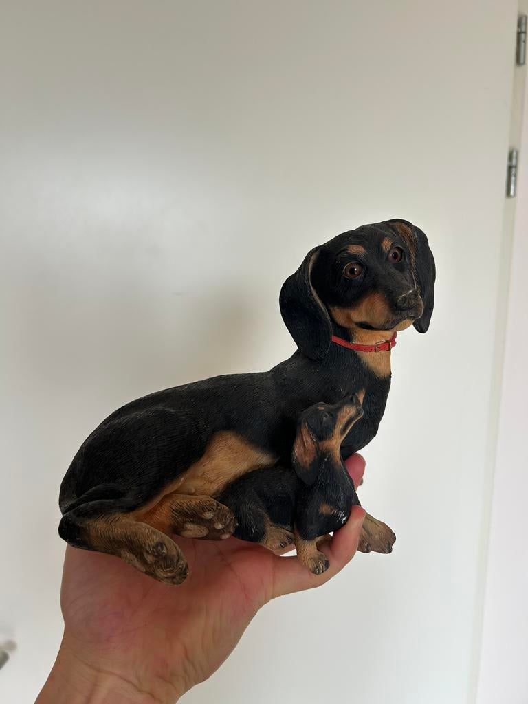 Country Artists Teckel met puppy beeldje, zwart/bruin, Ophalen, Zo goed als nieuw, Hond of Kat, Beeldje of Figuurtje