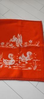 Vintage babydeken dralon oranje wit konijn eenden, Ophalen of Verzenden, Gebruikt, 100 cm of meer, Deken
