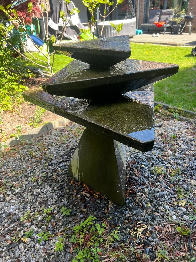 Waterornament geometrisch, Tuin en Terras, Waterpartijen en Fonteinen, Zo goed als nieuw, Waterornament, Beton, Ophalen of Verzenden