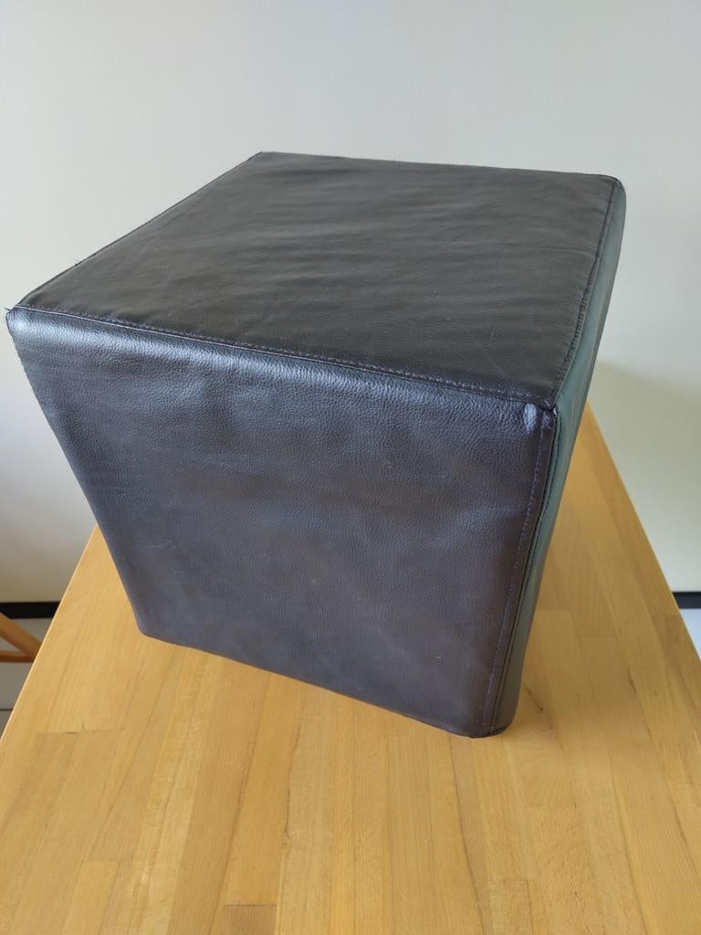 Zwarte poef van kunststof bekleding, Ophalen, Gebruikt, Vierkant, Minder dan 50 cm