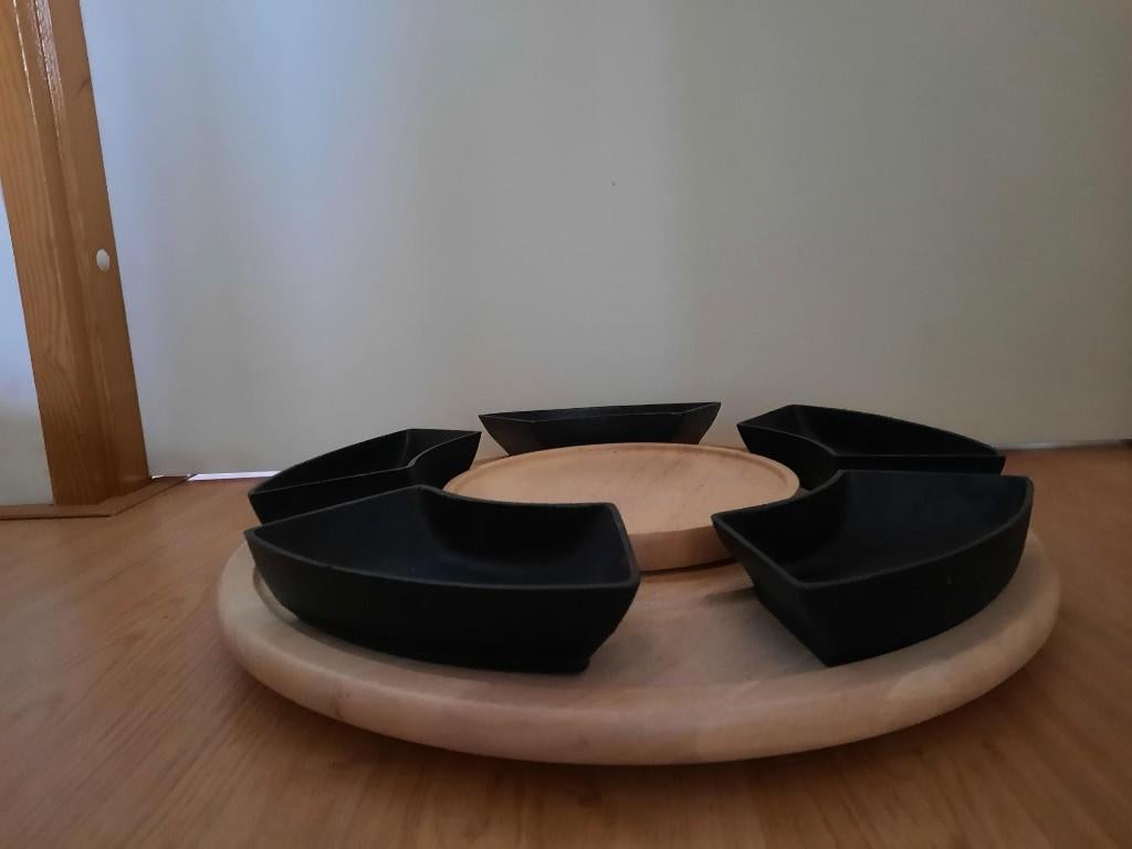 Serveerset houten draaiplateau met 5 gietijzeren bakjes, Huis en Inrichting, Keuken | Keukenbenodigdheden, Ophalen, Zo goed als nieuw