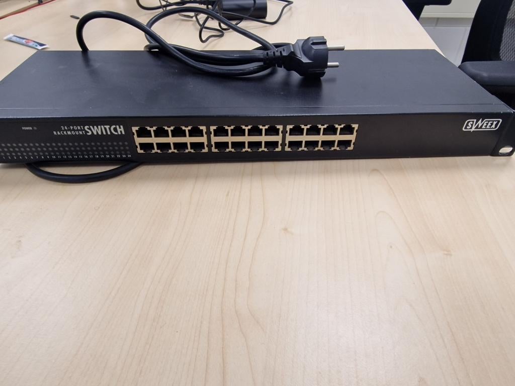 Sweex 24-poorts Rackmount Switch, Computers en Software, Netwerk switches, Ophalen, Gebruikt