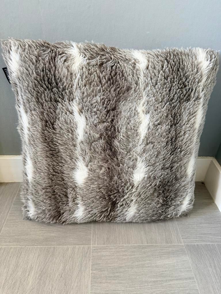 Riverdale sierkussen grijs/wit imitatiebont., Huis en Inrichting, Ophalen of Verzenden, Nieuw, Grijs, Vierkant