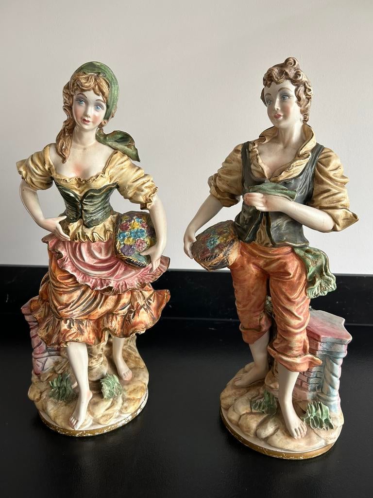 2 Prachtige Capodimonte beelden man en vrouw met fruitmand, Ophalen of Verzenden, Zo goed als nieuw