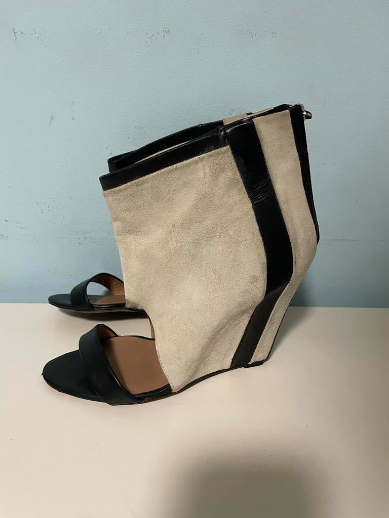 Prachtige suede IRO sansalen sleehakken creme zwsrt 38, Kleding | Dames, Ophalen of Verzenden, Zo goed als nieuw, Beige