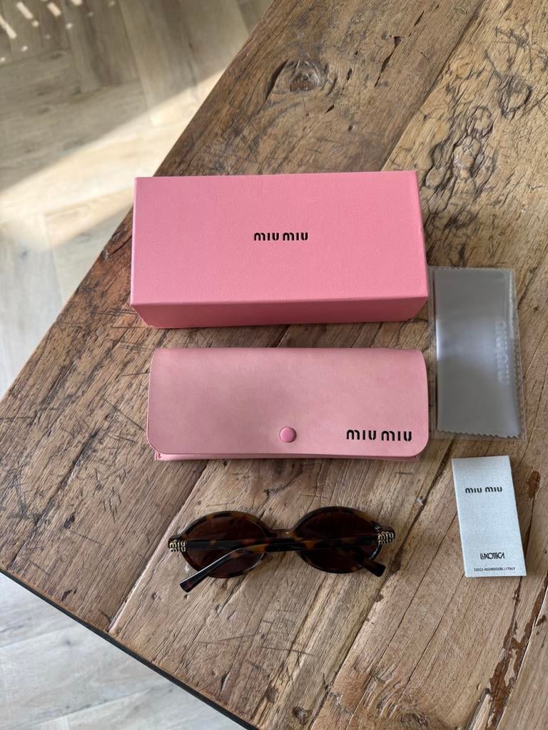 Miu Miu bruine zonnebril, Sieraden, Tassen en Uiterlijk, Zonnebrillen en Brillen | Dames, Overige merken, Zonnebril, Bruin, Nieuw