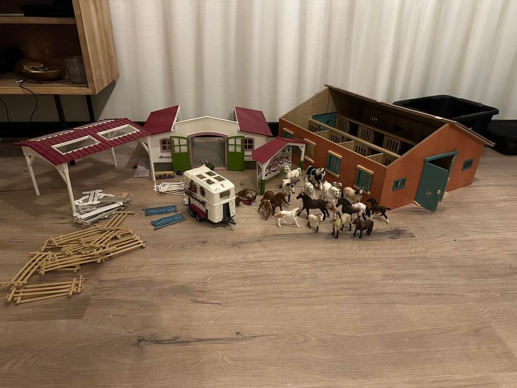 Grote Schleich paardenstal + veel paarden & accessoires, Ophalen of Verzenden, Zo goed als nieuw