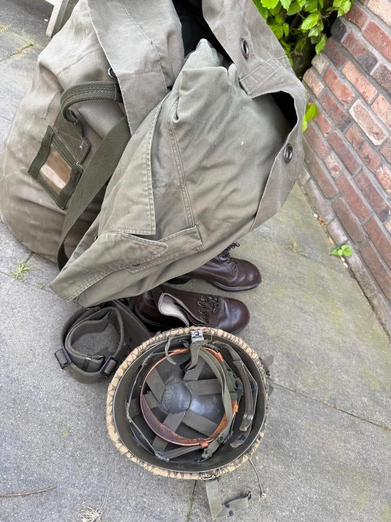 Legerhelm, kleding en schoeisel - Praktisch ongebruikt, Verzamelen, Militaria | Algemeen, Ophalen, Overige soorten, Overige gebieden