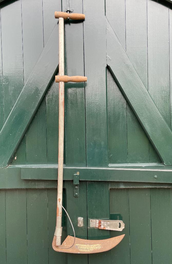 Antieke zeis 44 x 144 cm  Zeis is 44 cm, steel is 144 cm, Antiek en Kunst, Antiek | Gereedschap en Instrumenten, Ophalen of Verzenden